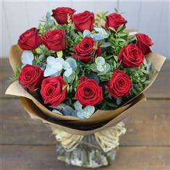 12 Rose Bouquet in Red
